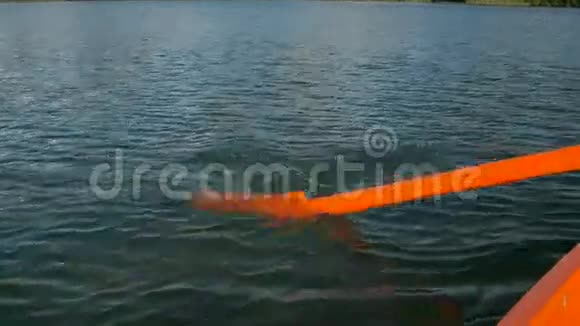 古老的木桨跃入湖水视频的预览图