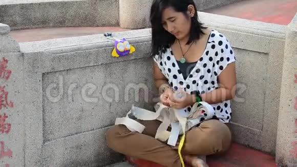 女人在清明准备烧纸视频的预览图