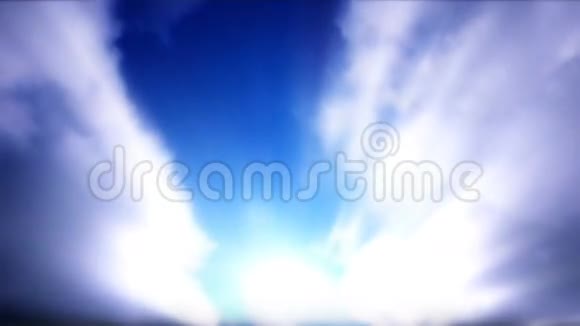 太阳的光束从天空中旋转的云中流出来视频的预览图