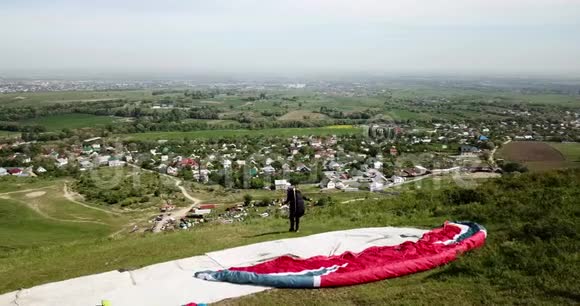 滑翔伞课程从无人机从空中射击滑翔伞视频的预览图