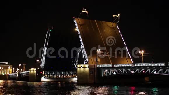 货船和皇宫吊桥视频的预览图