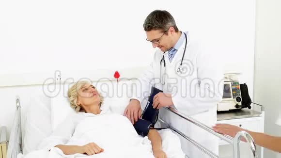 病人在床上测量血压的医生视频的预览图
