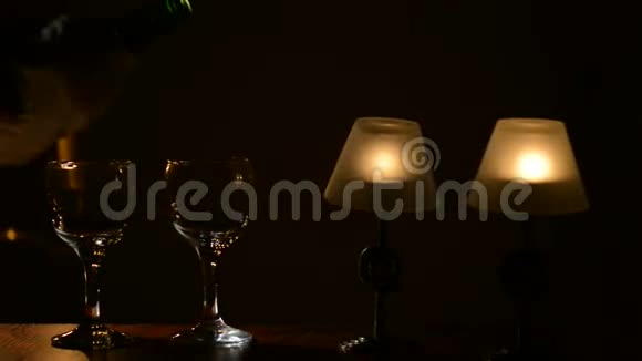 带有葡萄酒的浪漫餐桌视频的预览图