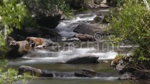 安道尔比利牛斯山脉的山河视频的预览图