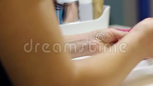 美容师的指甲盖视频的预览图