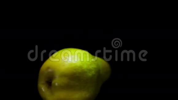 黑色背景的美味多汁梨视频的预览图