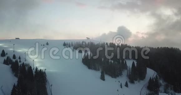 冬季蒙特波拉滑雪区的无人机空中日落奥罗比阿尔卑斯山视频的预览图
