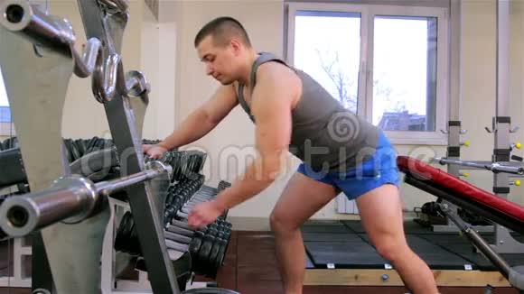 一个男人在健身房训练特写镜头视频的预览图