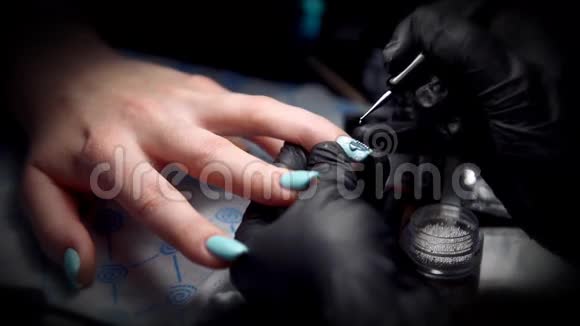 在一家美容院做美容师修指甲的特写镜头视频的预览图