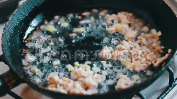 煎锅中加入炒洋葱肉末和香料的炒鸡蛋视频的预览图