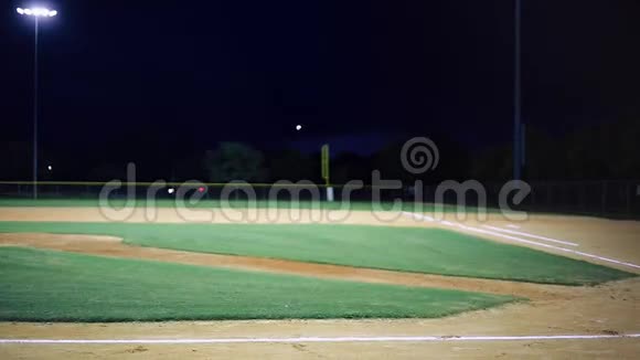 晚上拍摄的空棒球场天空中有些闪电视频的预览图