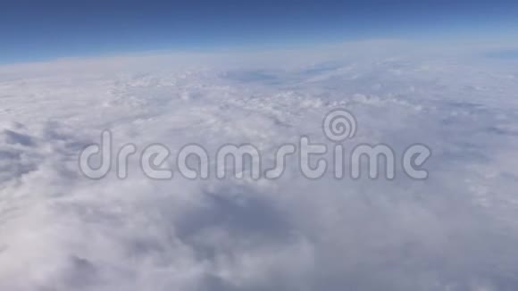 4KHdUltra透过飞机窗户观看天空和云层的美妙景色视频的预览图
