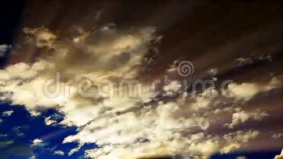 在深蓝色的天空中白色的云团发出淡淡的光视频的预览图