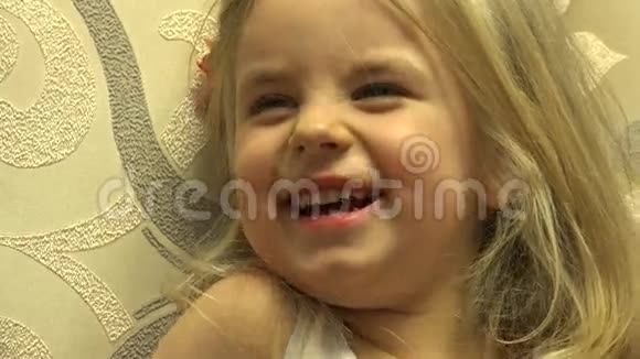 年轻美丽的女孩笑和有趣特写镜头4K超高清超高清视频的预览图