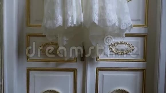 新娘婚纱挂在门上视频的预览图