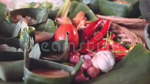 传统的巴厘岛食材用棕榈叶盘烹饪视频的预览图
