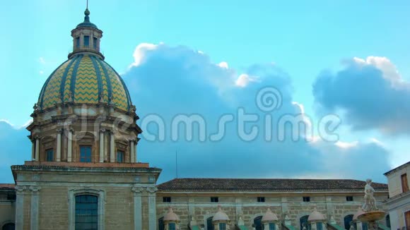 意大利巴勒莫比勒广场上空乌云密布视频的预览图