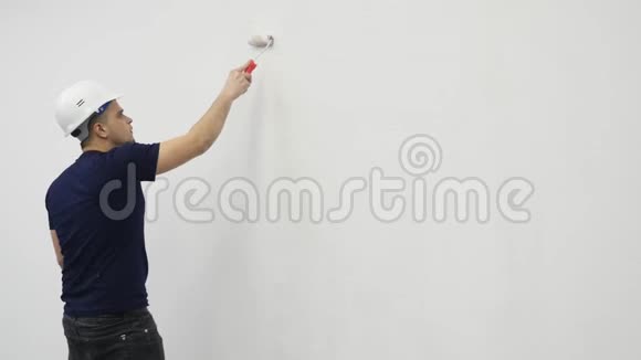 青年男子在装修房屋时粉刷墙壁视频的预览图