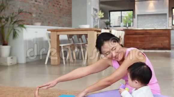妈妈和宝宝做瑜伽视频的预览图