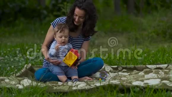 小妈妈和小宝宝在花园里玩视频的预览图