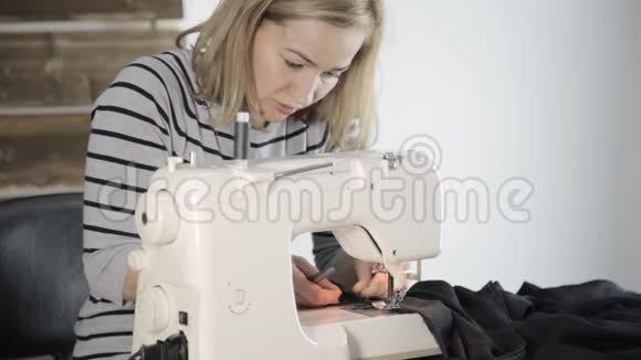 缝纫机缝纫机和女性手中的缝纫线视频的预览图