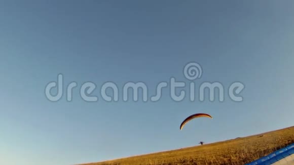 滑翔伞准备从山上起飞视频的预览图
