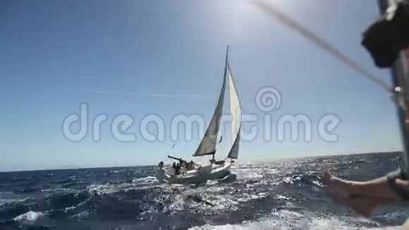海上游船浪漫帆船豪华游艇海上航行视频的预览图