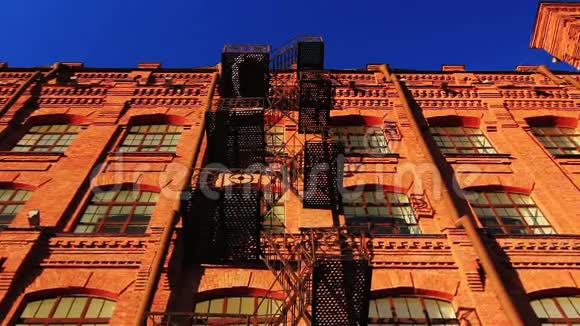 红砖建筑有消防楼梯视频的预览图