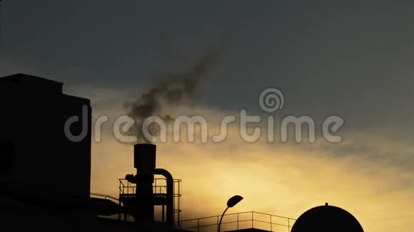 工业烟囱在日落时喷出烟雾视频的预览图