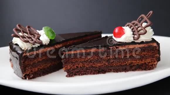 白色盘子上的巧克力蛋糕视频的预览图