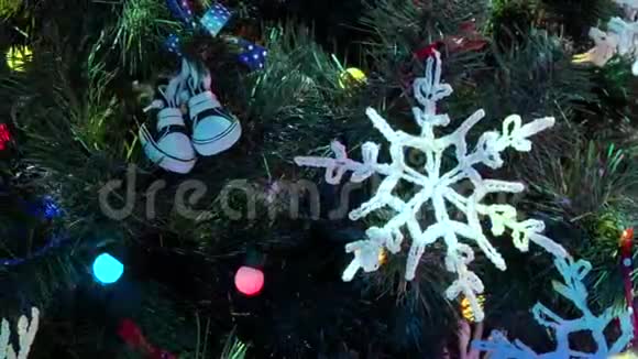 装饰的圣诞树玩具和蕾丝雪花新年视频的预览图