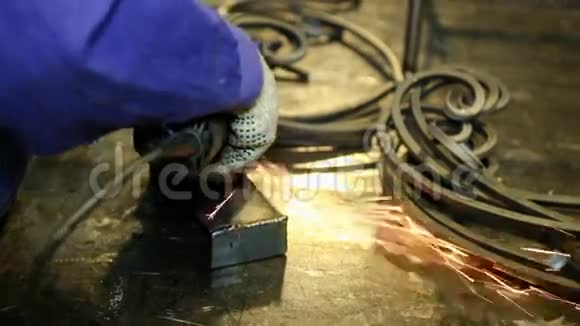 用研磨机将喷丸工人用火花研磨金属视频的预览图