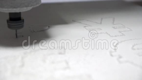 铣切割机使绘图仪用塑料货币进行切割视频的预览图