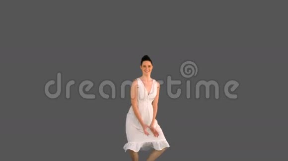 优雅的白衣少女跳跃视频的预览图