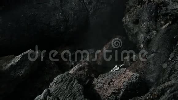 2012年托尔巴契克火山爆发引起的冰冻熔岩流视频的预览图
