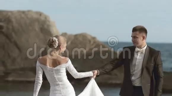 新婚快乐在悬崖边的海边跳舞视频的预览图