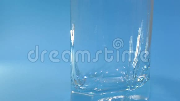 玻璃自然清新概念中的浇水视频的预览图