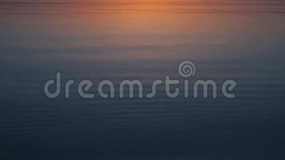 平静的水面和雄伟的日落视频的预览图