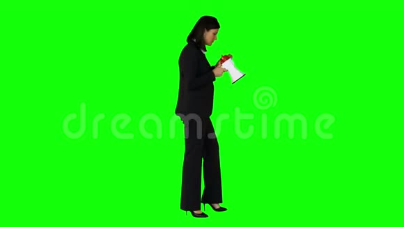女商人在绿色屏幕上用扩音器说话视频的预览图