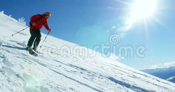 人们在雪山上滑雪视频的预览图