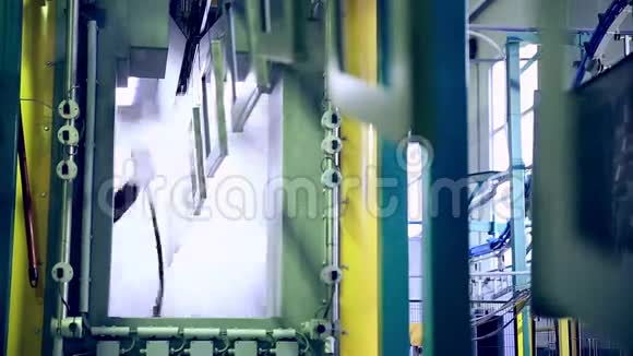 金属零件的工业喷涂视频的预览图