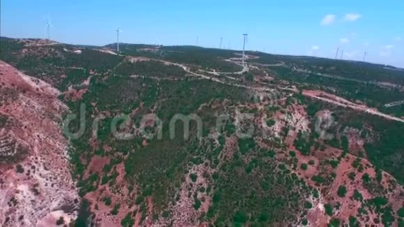 空中镜头Souskiou废弃村庄附近的山区地形视频的预览图