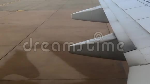在地面上驾驶飞机视频的预览图
