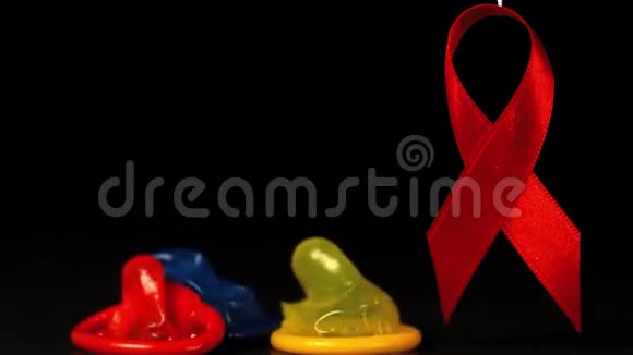 彩色避孕套在红丝带旁边掉落视频的预览图