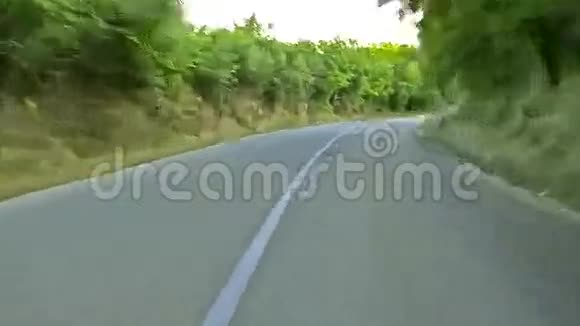 沿风景乡村道路行驶时间视频的预览图