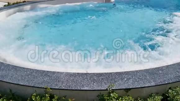 带热水的游泳池中的按摩浴缸视频的预览图