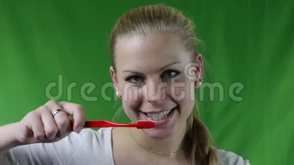 美丽的女人刷牙微笑视频的预览图