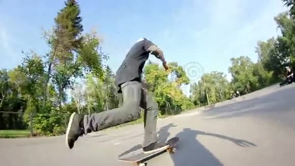 滑板车在滑板公园里玩磨刀游戏视频的预览图