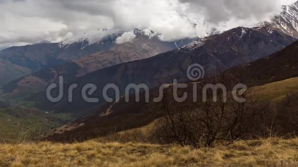 间隔射击北奥塞梯形成雨云穿越阿洪斯克姆视频的预览图
