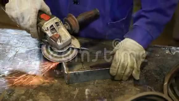 用研磨机将喷丸工人用火花研磨金属视频的预览图